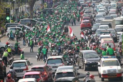 Gojek Vs Grab, Adu Kuat Bakar Uang
