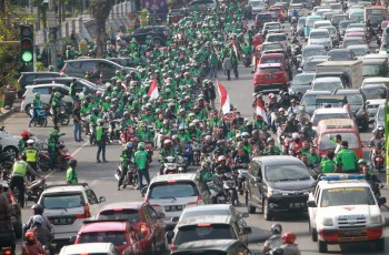 Gojek Vs Grab, Adu Kuat Bakar Uang