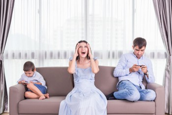 Kumpul Keluarga Sibuk Main HP, Waspada Dampak Phubbing