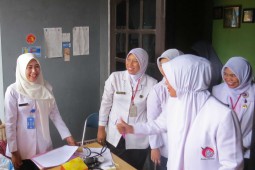 Membandingkan Jumlah Bidan Desa dan Dukun Bayi