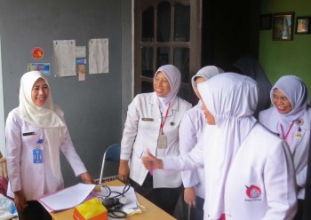 Membandingkan Jumlah Bidan Desa dan Dukun Bayi