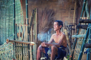 Penyebab Kemiskinan: Bukan Listrik & Bensin, tapi Rokok
