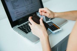 Beli Gadget Mahal, Mending Online atau Offline?