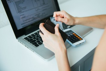 Beli Gadget Mahal, Mending Online atau Offline?