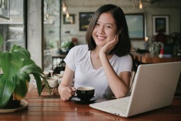 Harmoni Nongkrong di Kafe: Lepas Penat, Tugas, dan Wifi