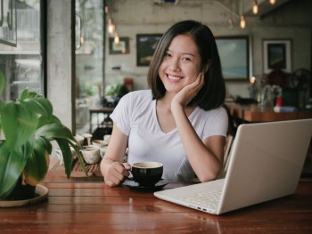 Harmoni Nongkrong di Kafe: Lepas Penat, Tugas, dan Wifi