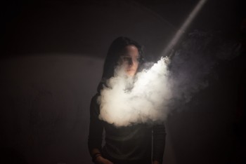 Cerita Perempuan Merokok: Stigma Anak Nakal, Dipaksa Tahu Diri