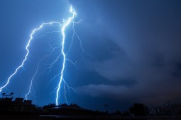 5 Cara Petir Menyambar Orang, Termasuk yang Paling Mematikan