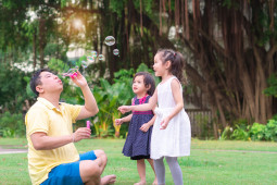 Jumlah Anak Ideal? Suami Ingin Lebih Banyak Anak