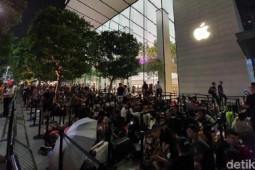 Rela Menginap demi iPhone Terbaru, Fenomena Apa?