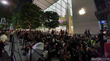 Rela Menginap demi iPhone Terbaru, Fenomena Apa?