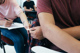 Mahasiswa Menyontek: Kode Tangan sampai Tak Jamin Nilai Bagus