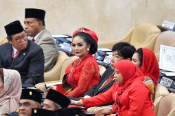 Pelantikan DPR, Krisdayanti Pakai MUA Khusus, Mulan Jameela Bawa Tas Rp26 Juta