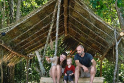 Traveler Inggris Tinggal di Pulau Merak, Ini Manfaat Bermain di Luar bagi Anak