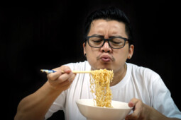 Tutorial Baru Masak Mie Instan Buat Anak Kos, Enak Enggak Ya?