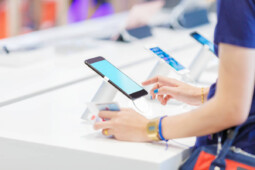 Pertimbangan Beli Gadget: Muda Kejar Spek, Tua Sesuai Budget