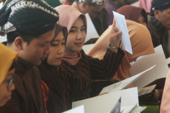 Larangan Cadar di Pemerintahan dan Aturan Pakaian Dinas PNS