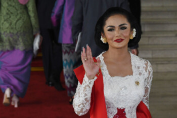 Sama-Sama Anggota DPR, Lebih Tajir Krisdayanti atau Mulan Jameela?