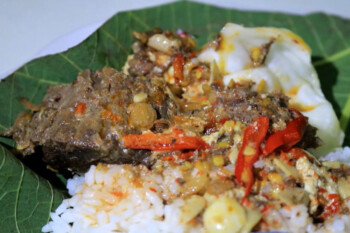 Rahasia Kelezatan Nasi Jangkrik setelah 30 Menit Dibungkus Daun Jati