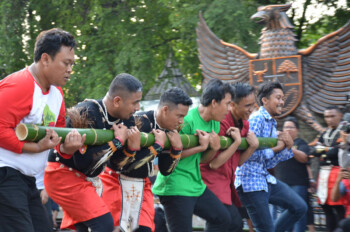 Permainan Mistis Bambu Gila, Pemain Dilarang Pakai Perhiasan
