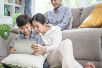 Drone Parenting, Pola Asuh Anak Bermula dari Ibu Milenial Kepo