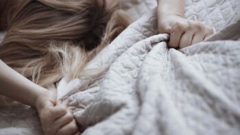 Hal-Hal yang Bikin Wanita Susah Orgasme Saat Berhubungan Intim