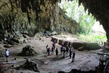 Jejak Manusia Kerdil di Gua Liang Bua