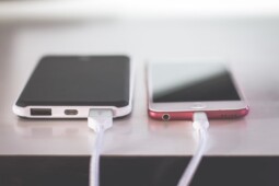 5 Smartphone dengan Baterai Paling Awet Saat Ini