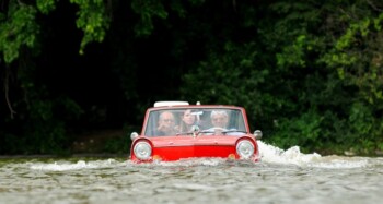 Santuy Terjang Banjir Pakai Mobil Klasik Ini