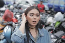Gejala dan Pengobatan Tumor Tiroid seperti yang Diidap Artis Thalita Latief