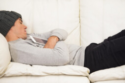 Jangan Jadi Kentang Sofa, Ini 8 Efek Negatif Duduk Terlalu Lama