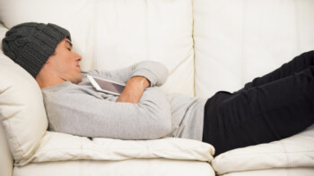 Jangan Jadi Kentang Sofa, Ini 8 Efek Negatif Duduk Terlalu Lama
