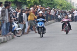 Remaja Suka Motor Bising dan Balap Liar, Ada yang Salah Secara Psikologis?