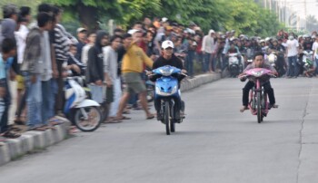 Remaja Suka Motor Bising dan Balap Liar, Ada yang Salah Secara Psikologis?