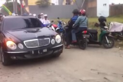 Bahar Smith Punya Pelat Mobil Nyentrik, Ini Cara Bikin dan Tarif Bikinnya