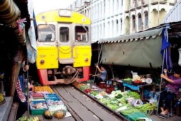 Ada yang Berada di Tengah Rel, Ini 5 Pasar Unik di Dunia