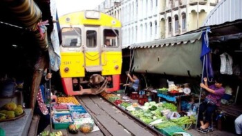Ada yang Berada di Tengah Rel, Ini 5 Pasar Unik di Dunia