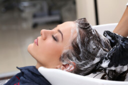 Hati-Hati, 8 Kesalahan Saat Keramas Ini Bikin Rambut Rusak