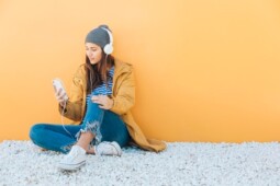 Tak Selamanya Buruk, Ini Manfaat Psikologis Mendengarkan Lagu Galau