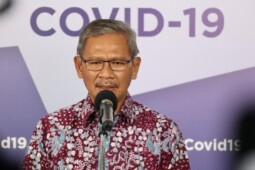 Sisi Lain Achmad Yurianto, Cinta Batik hingga Fotografi