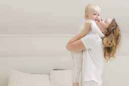 Terlalu Sering Dipeluk Orang Tua, Benarkah Bikin Anak Manja?