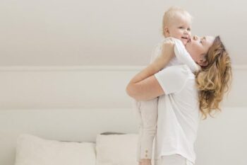Terlalu Sering Dipeluk Orang Tua, Benarkah Bikin Anak Manja?