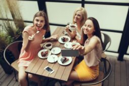 Pedoman Makan Di Restoran Aman dari Corona, Apa Saja?