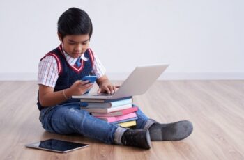 Mencegah Kecanduan Gadget pada Anak, Begini Cara Mudahnya!