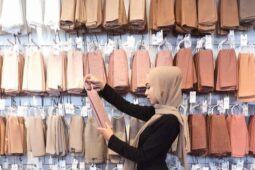 Bikin Wajah Cerah Memesona, 10 Warna Jilbab Ini Bisa Kalian Coba