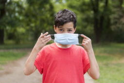 Tips Membujuk Anak Memakai Masker di Masa Pandemi