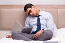 Jangan Bekerja di Tempat Tidur, Ini Efek Buruknya