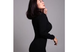 Potret Tante Ernie di Instagram dengan Baju Merahnya, Tambah Seksi?