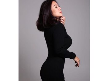 Potret Tante Ernie di Instagram dengan Baju Merahnya, Tambah Seksi?