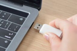 Safety Remove Saat Mencabut Flashdisk, Perlu Enggak Ya?